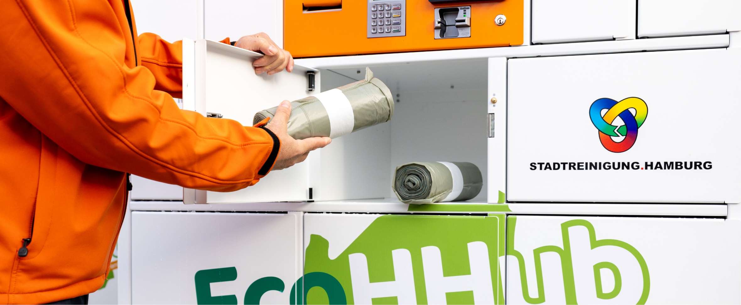 Ein Mann holt sich Müllsäcke aus dem EcoHHub 