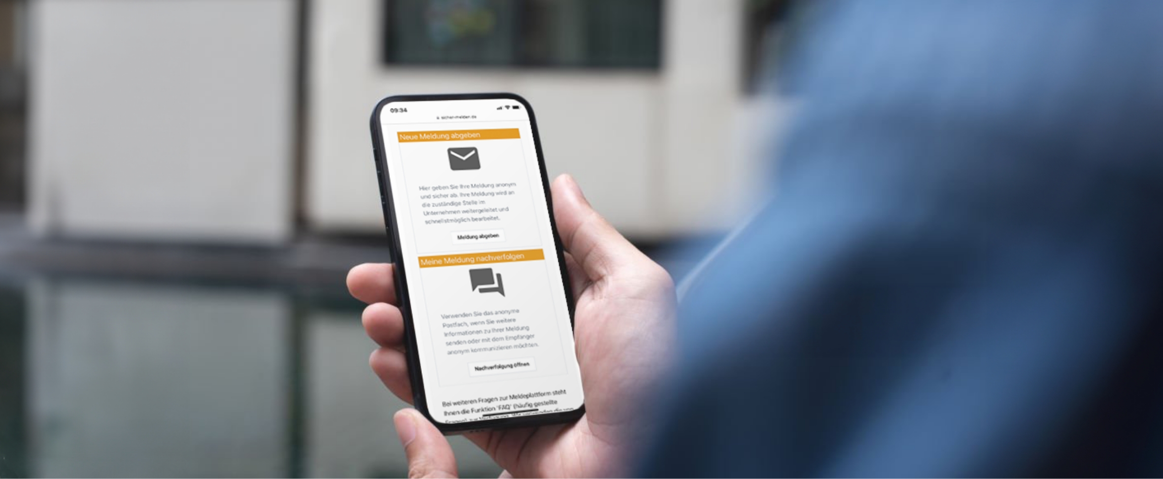 Eine Person hält ein Mobiltelefon, auf dem die Compliance-Seite der SRH zu sehen ist.