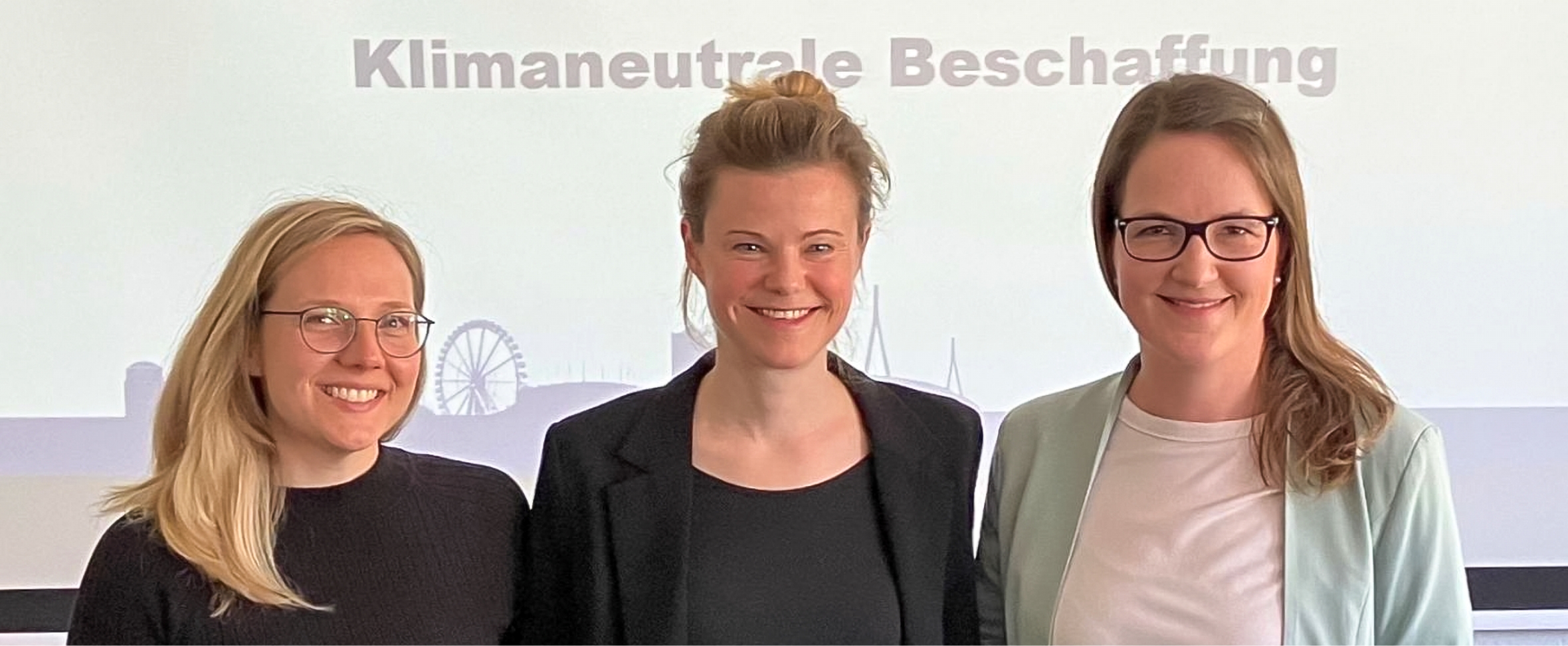 Gruppenfoto von drei Kolleginnen bei der Roadshow Klimaneutrale Beschaffung 